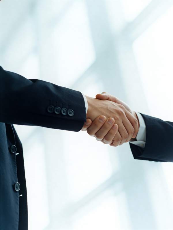 商务握手合作瞬间图片