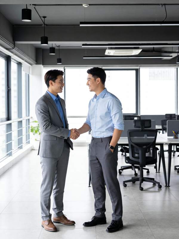 商务握手合作瞬间图片