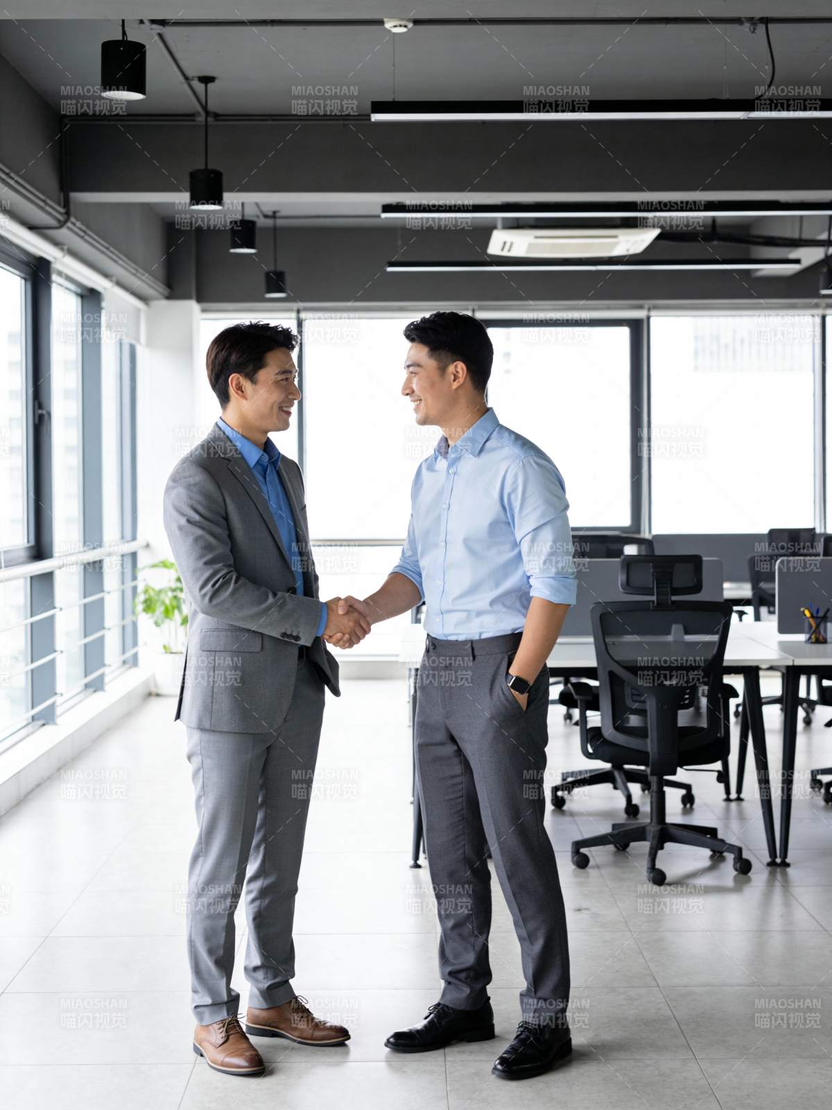 商务握手合作瞬间图片