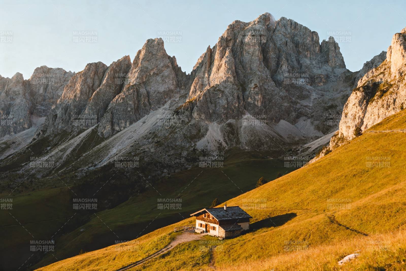 山间小屋静谧晨光图片