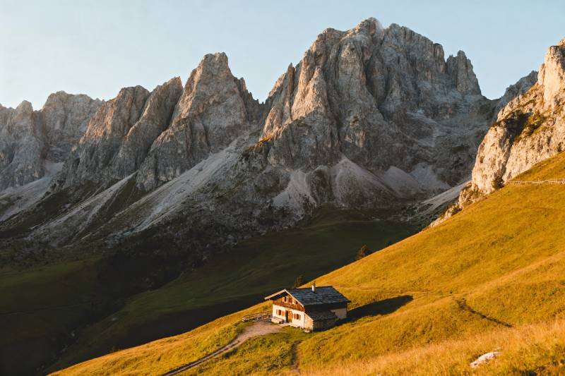 山间小屋静谧晨光图片