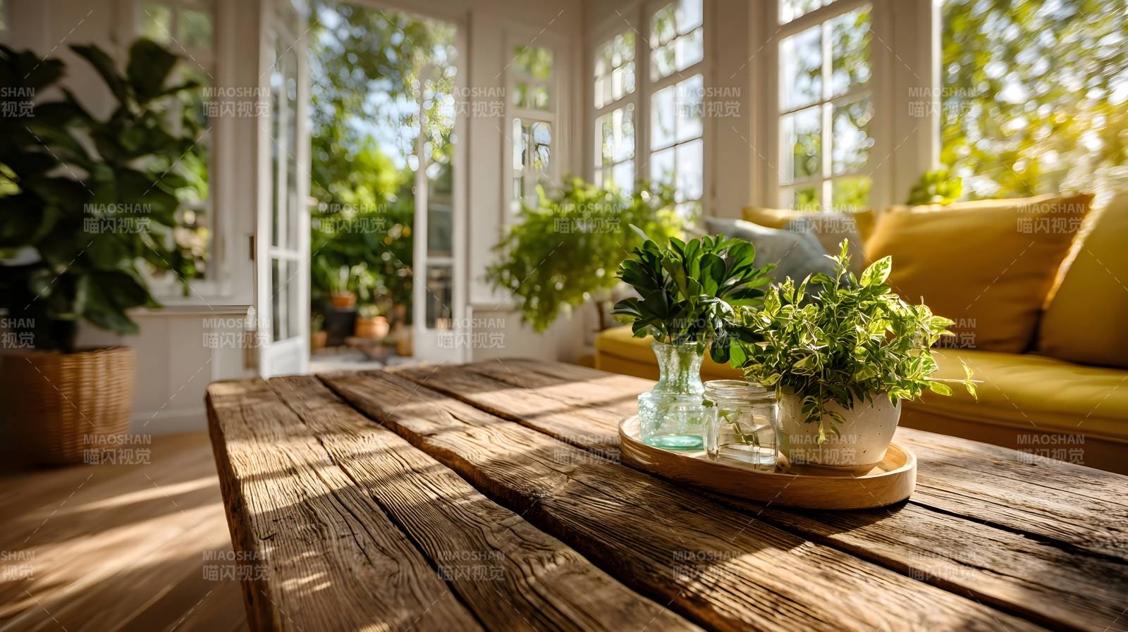 阳光满溢的客厅角落图片