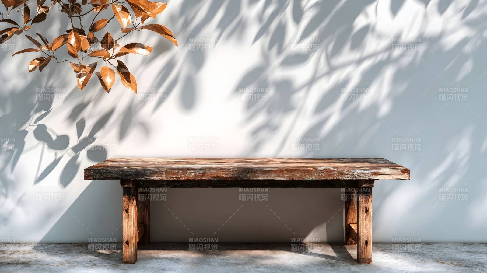 光影下的木凳图片