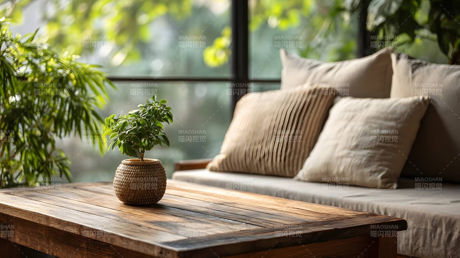 绿意盎然的阳台一角图片