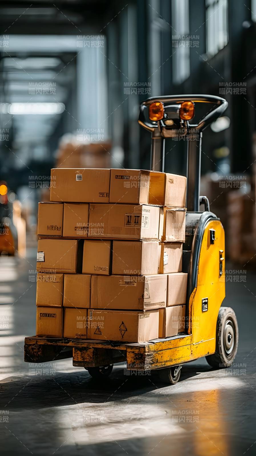 仓库搬运场景图片