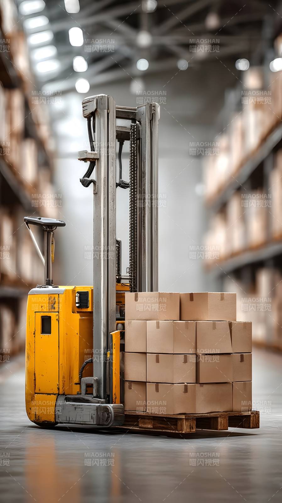 仓库叉车搬运货物图片