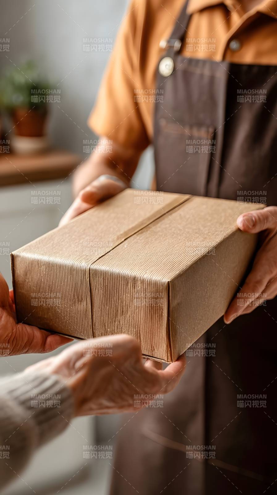 快递员递送包裹图片