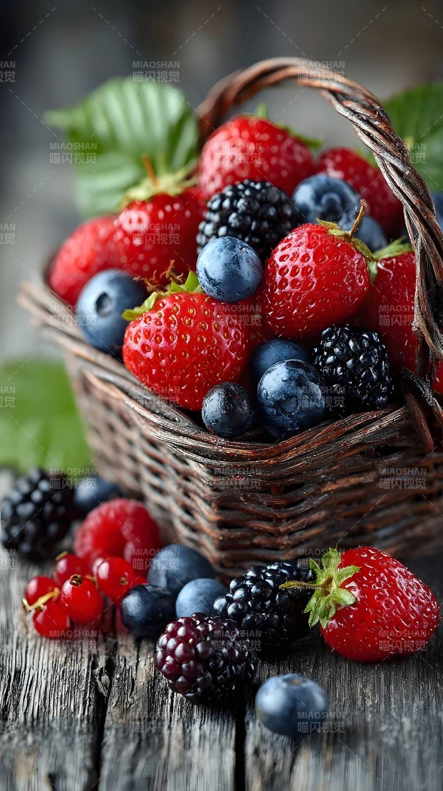 新鲜浆果篮图片
