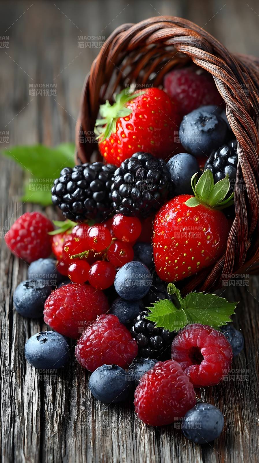 新鲜浆果溢出篮图片
