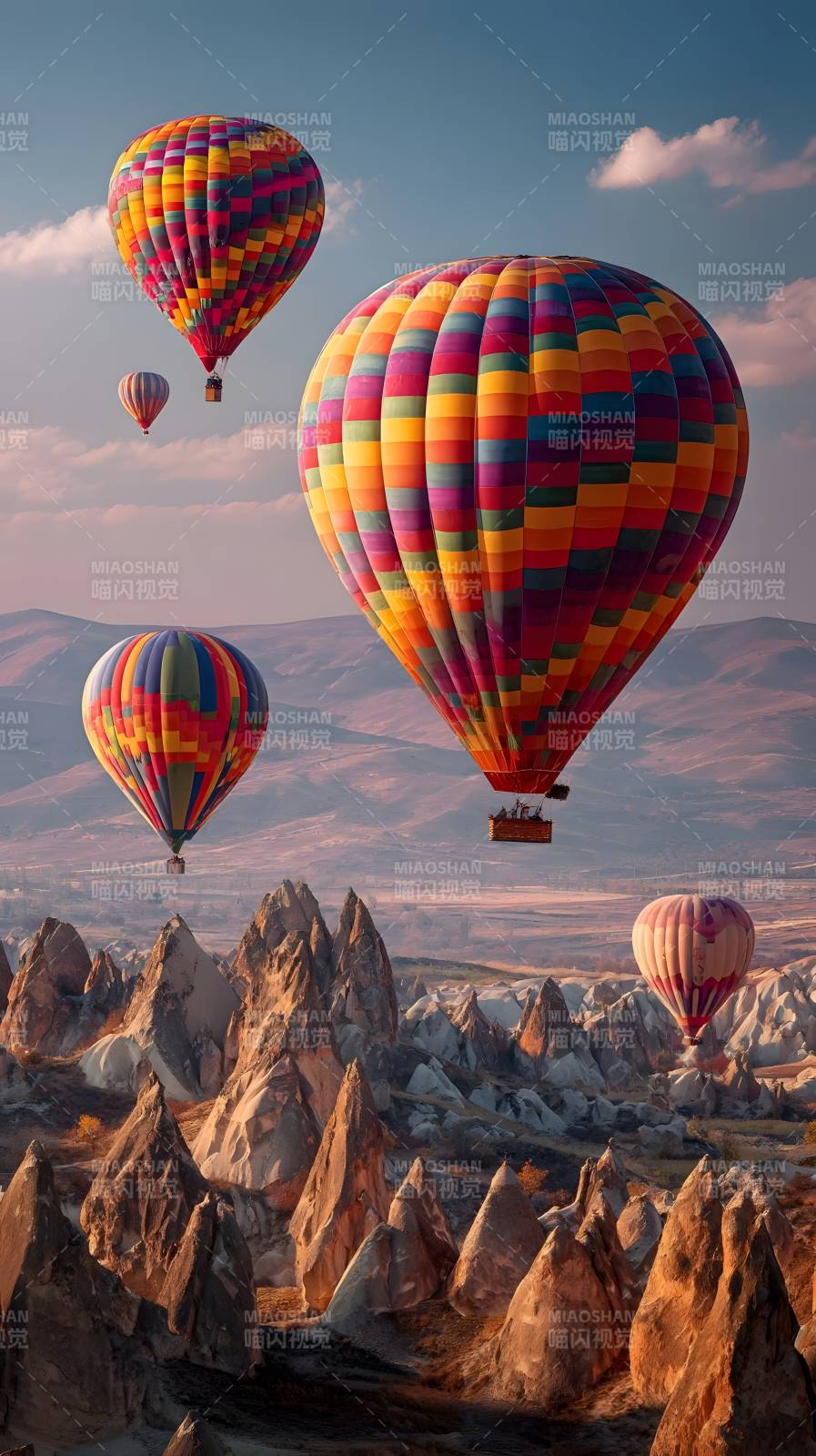 热气球翱翔奇境图片