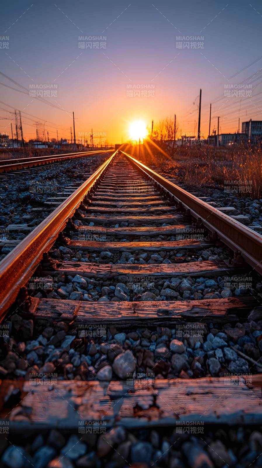铁轨尽头的夕阳图片