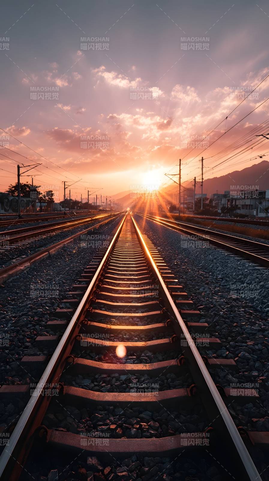夕阳下的铁轨图片