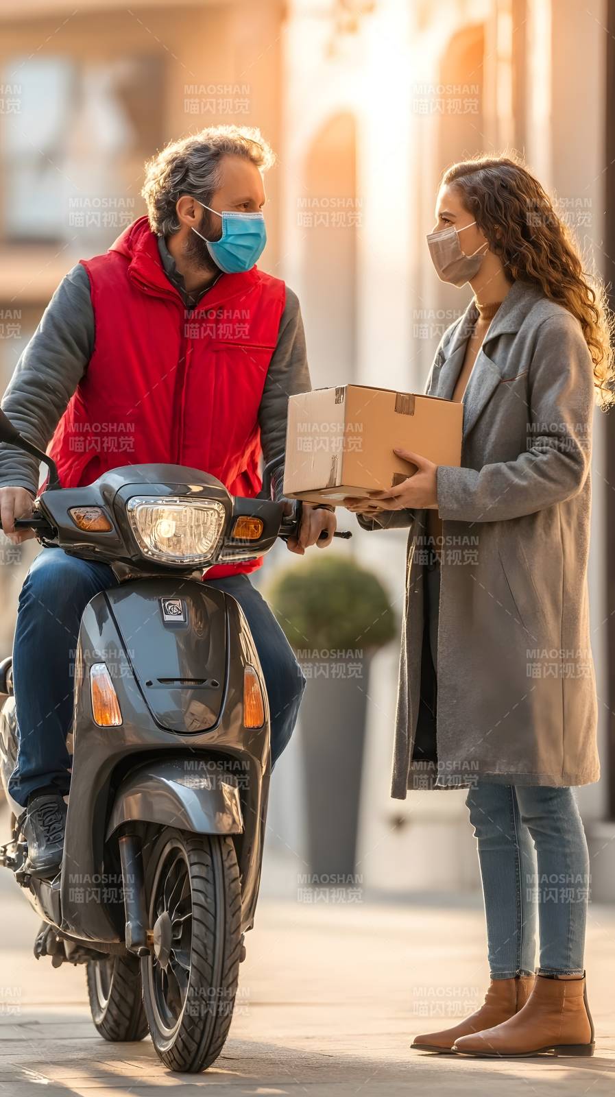 快递员送包裹图片