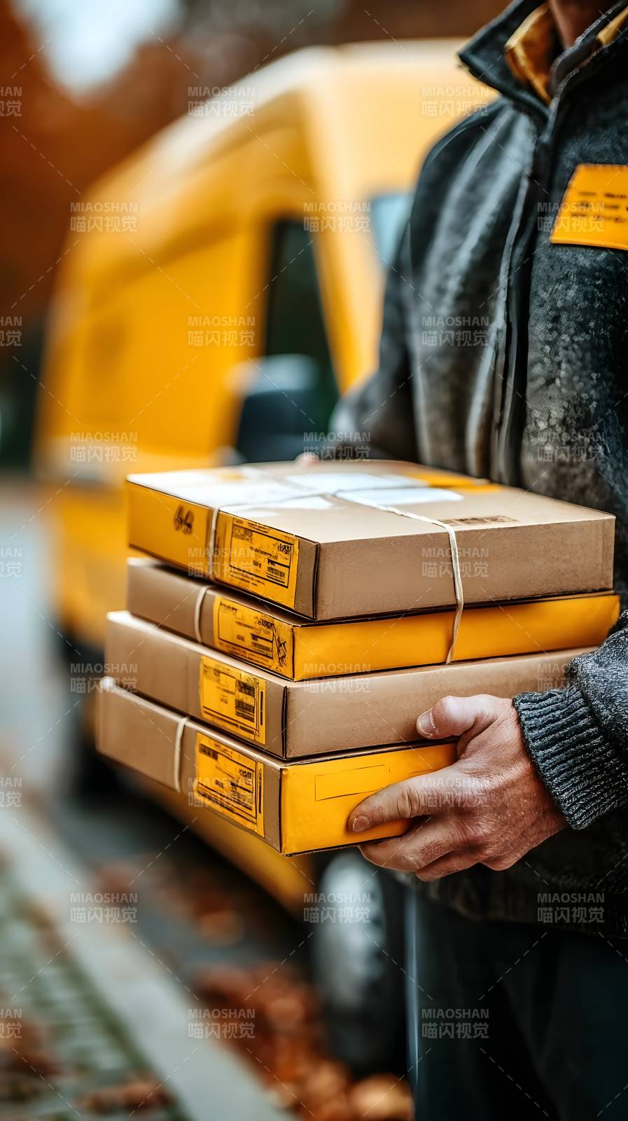 快递员送货中图片