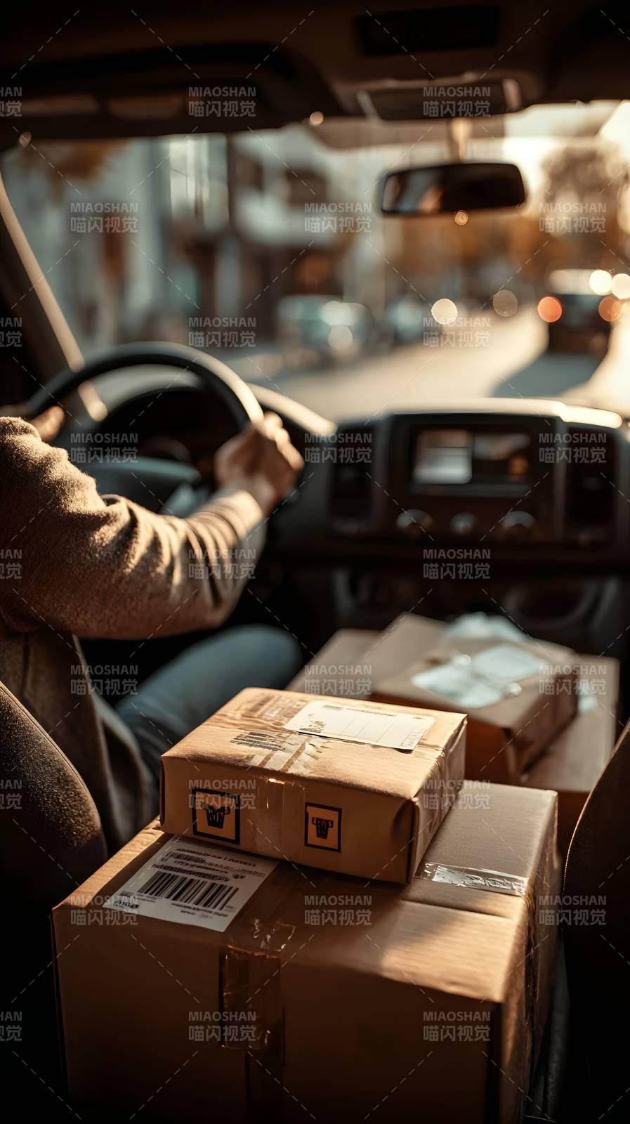 快递员驾车送件中图片