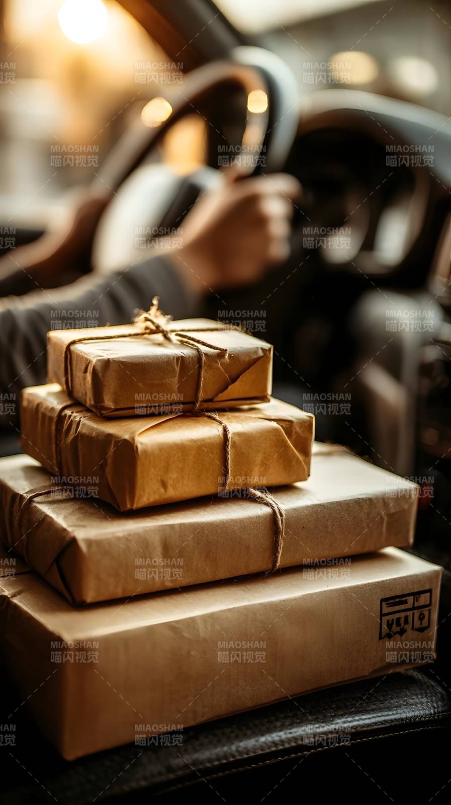 车内堆叠的包裹图片