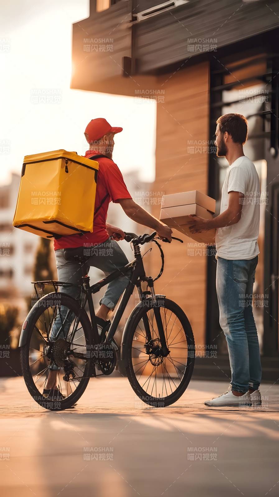 外卖小哥送餐中图片