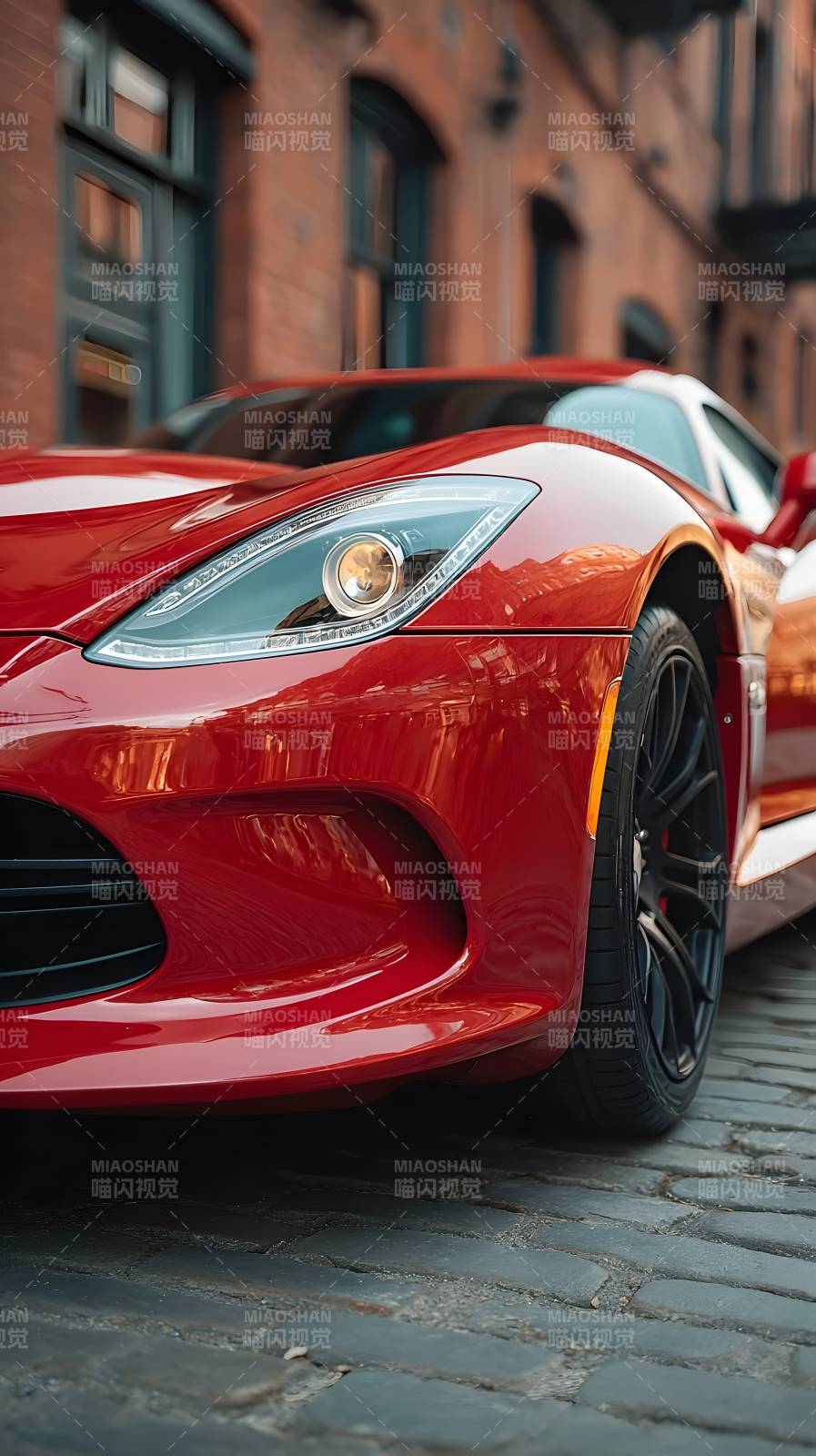 红色跑车街头停驻图片