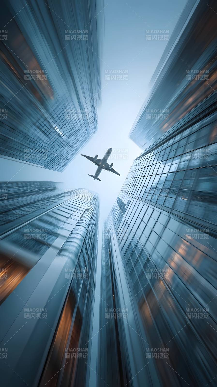 都市之巅 飞机掠过图片