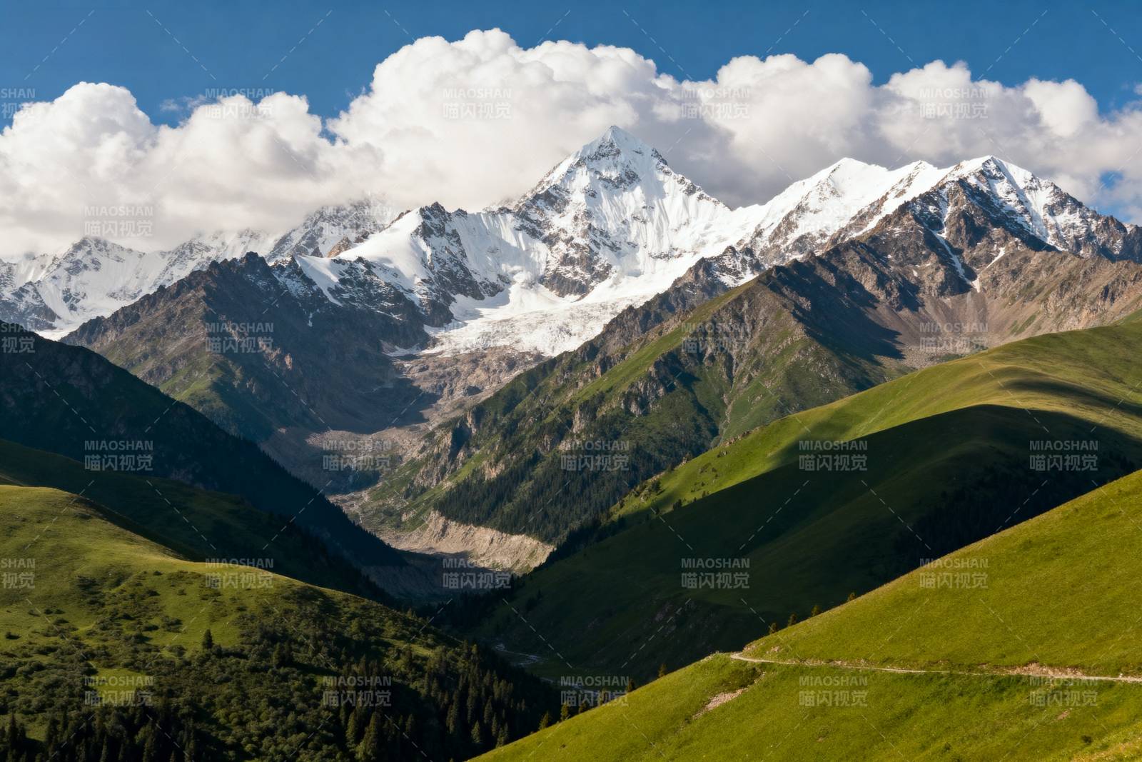 雪山绿谷风光图片
