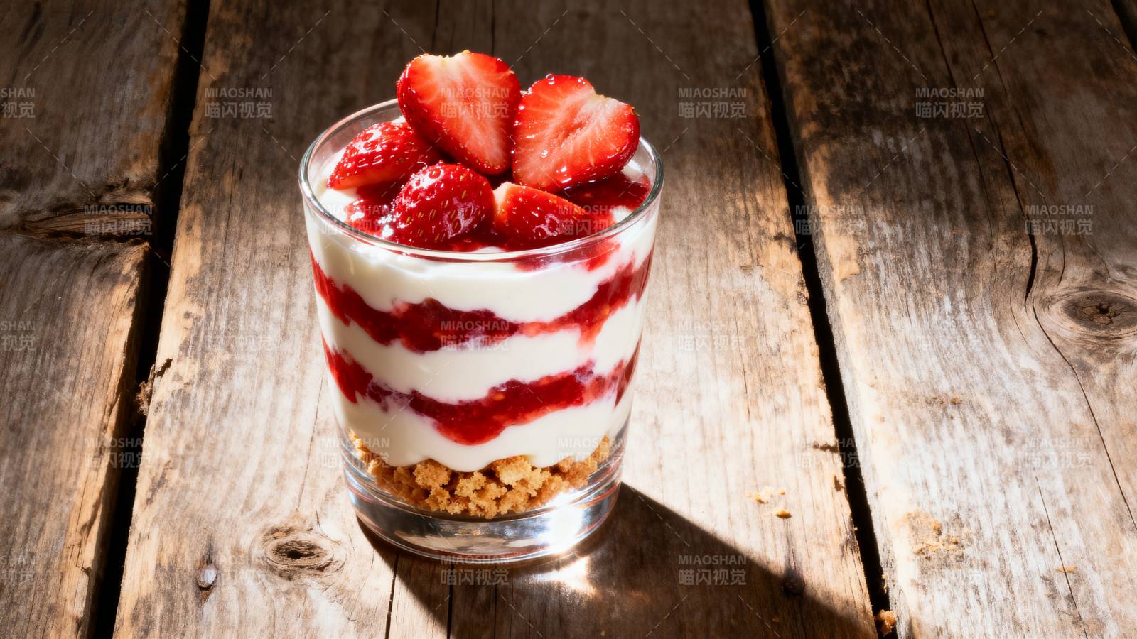 草莓酸奶杯图片