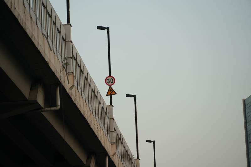 桥上限速三十图片