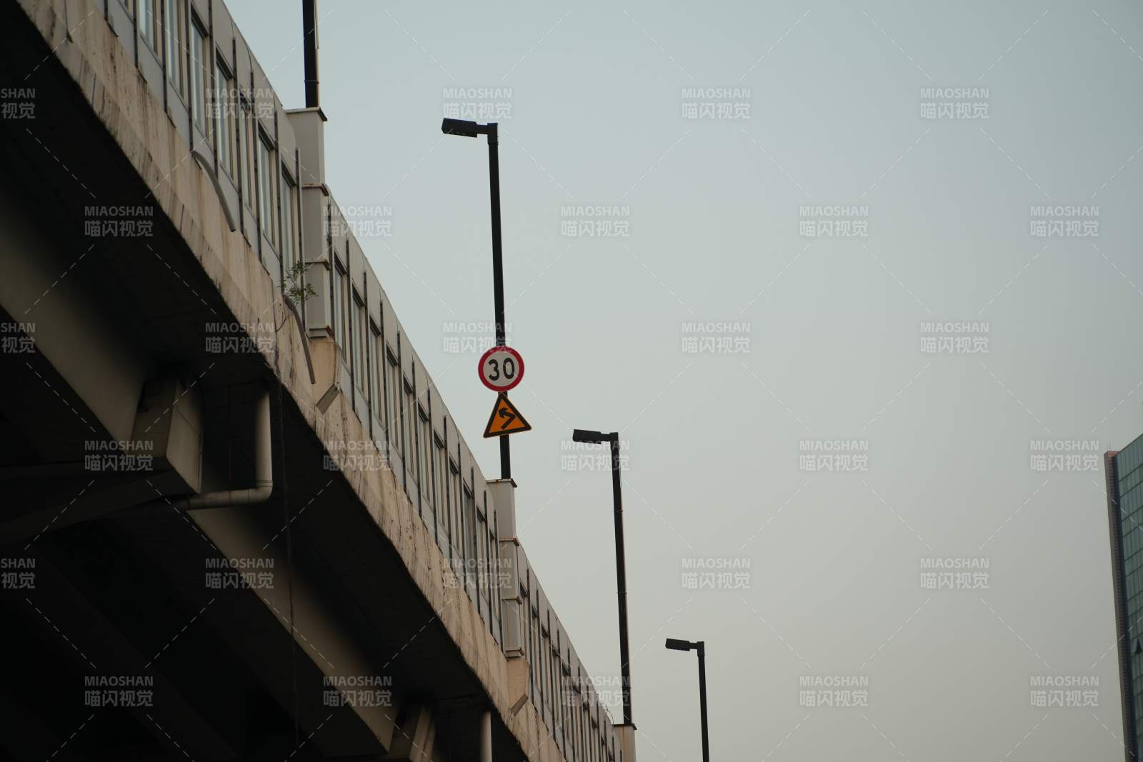 桥上限速三十图片