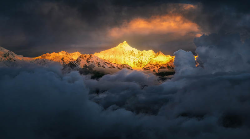 云海中的金色雪山图片