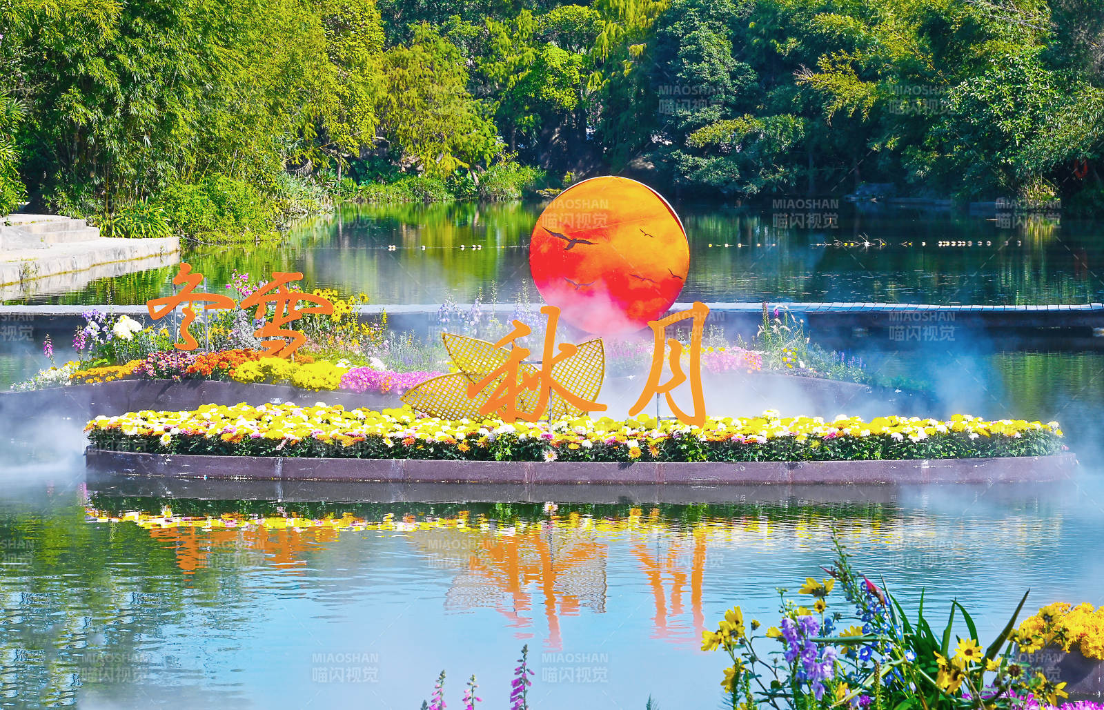 水雾缭绕的菊花装饰花船图片