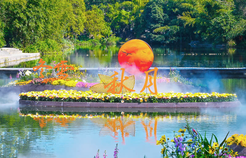 水雾缭绕的菊花装饰花船图片