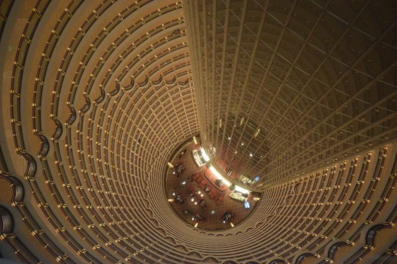 上海金茂大厦旋转天井的宏伟景象图片