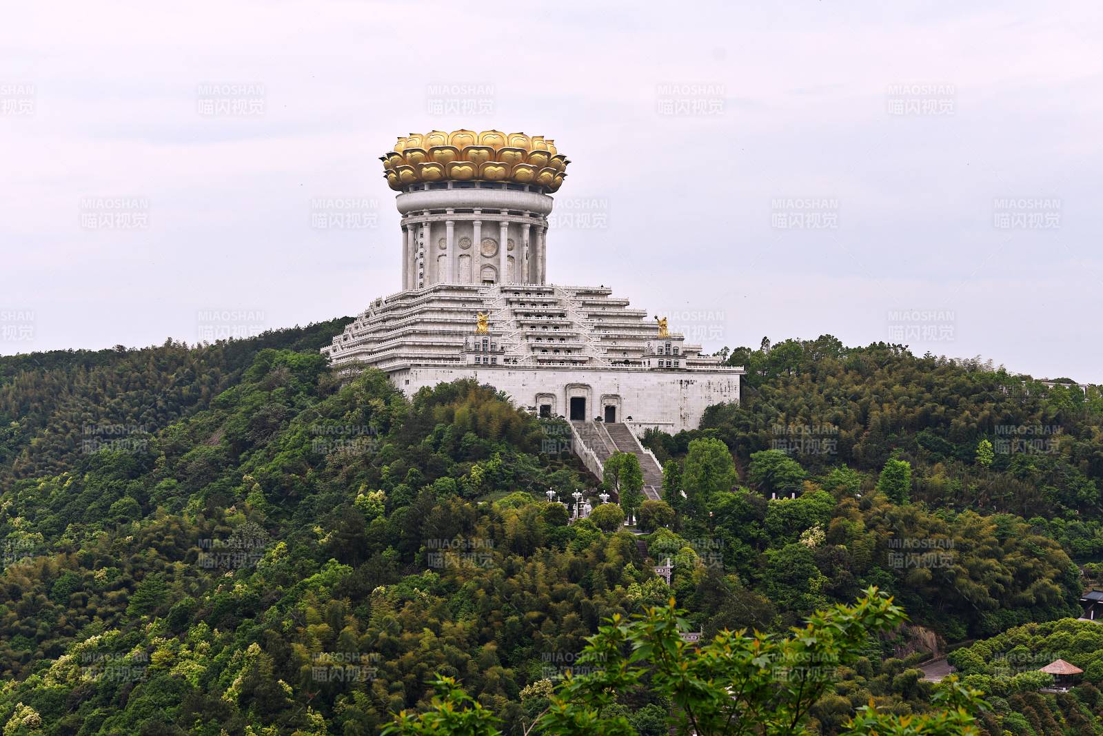 浙江绍兴兜天宫景区金顶宝塔山景图片