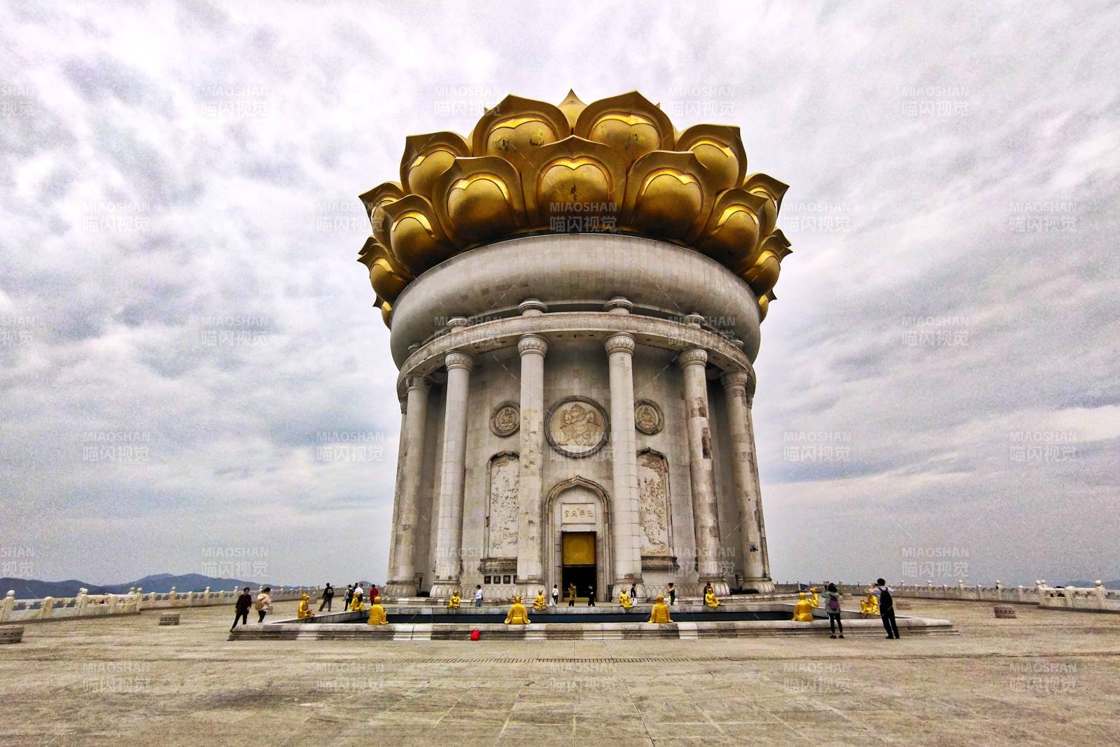 浙江绍兴兜天宫景区金色莲花塔图片