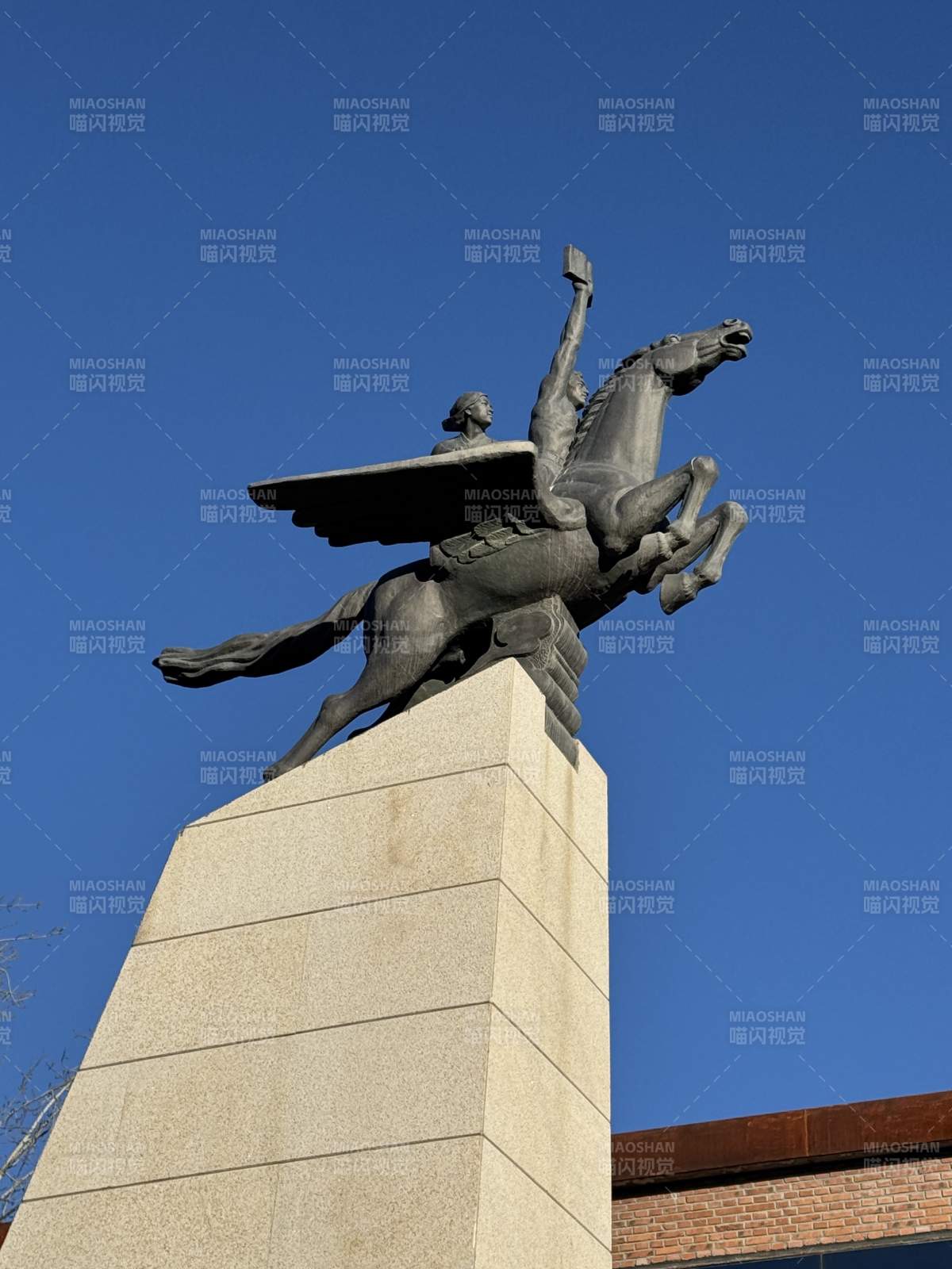 骑马雕像仰望蓝天   北京798雕塑图片