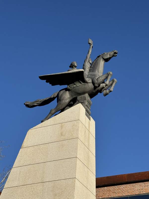 骑马雕像仰望蓝天   北京798雕塑图片