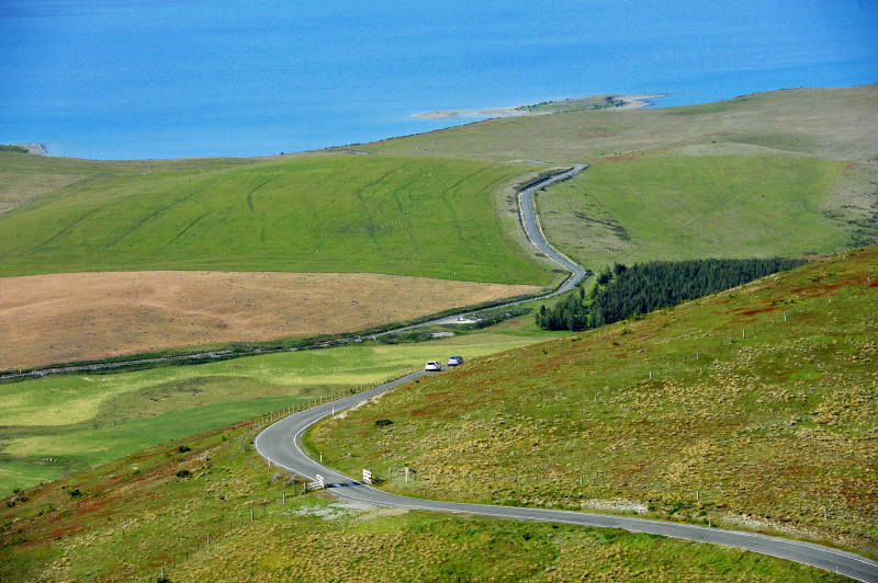 新西兰蜿蜒公路通向大海图片