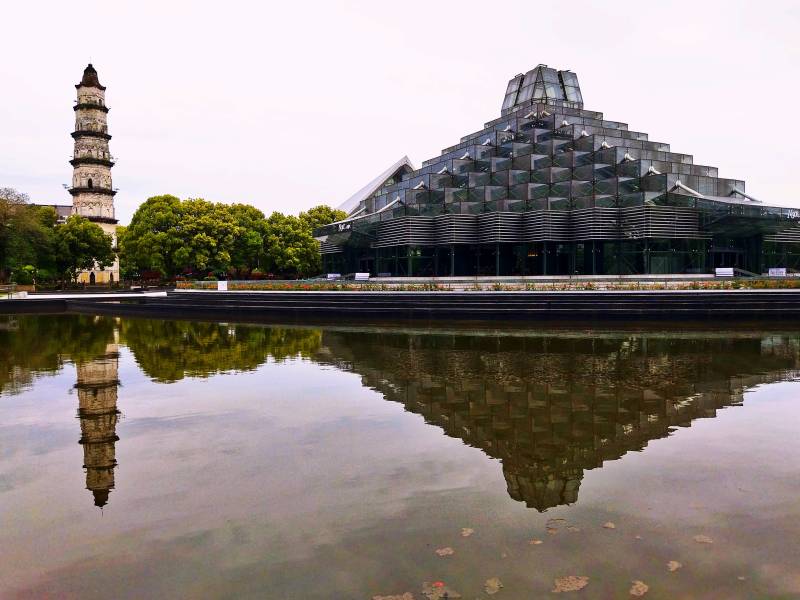 浙江绍兴城区古塔与 现代建筑图片