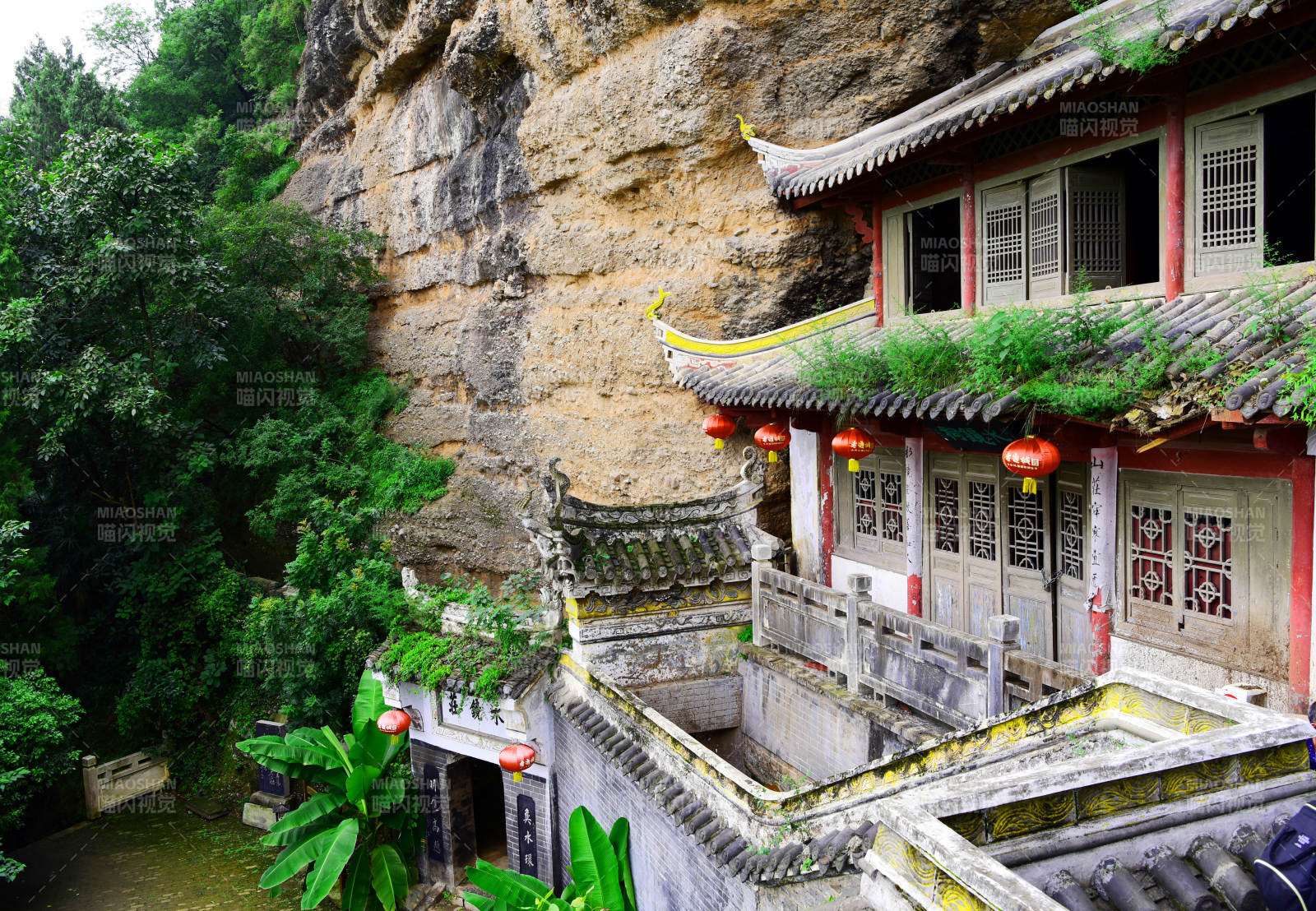 湖北南漳县水镜莊遗址悬崖峭壁上的古建筑图片