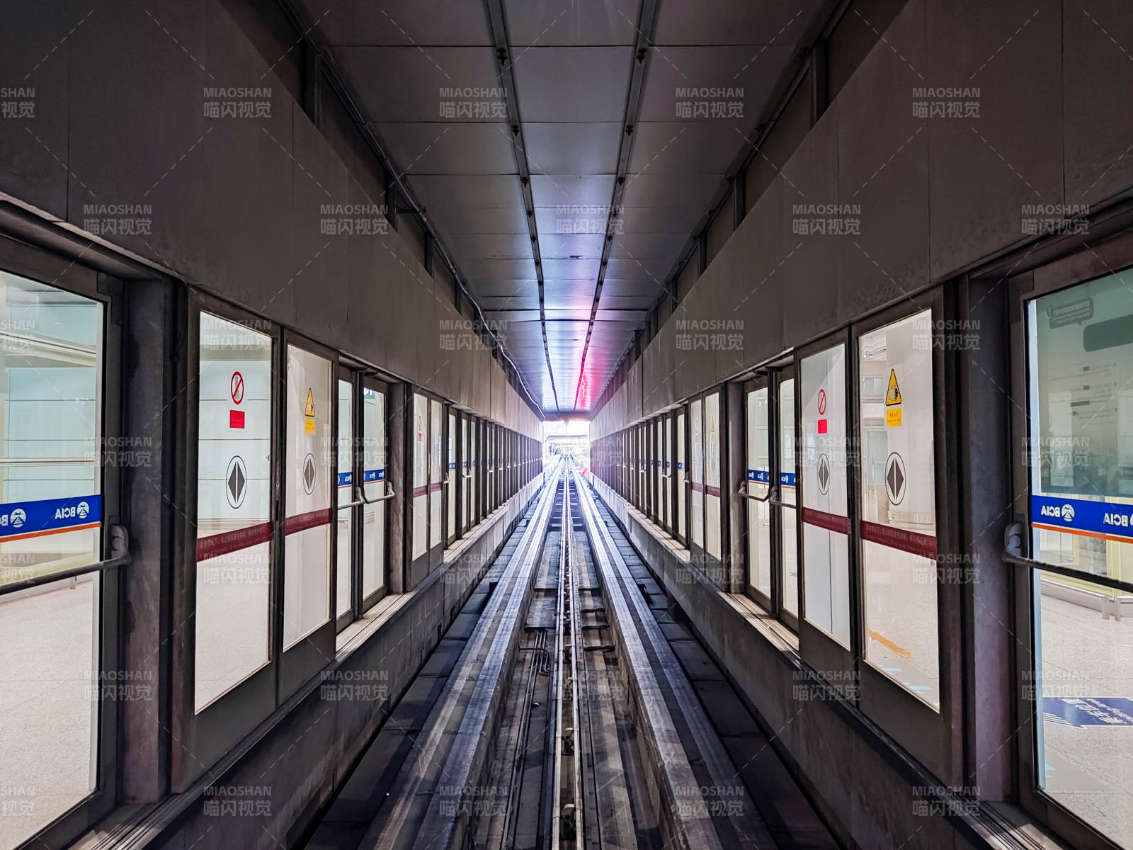 首都机场站台空旷静谧图片