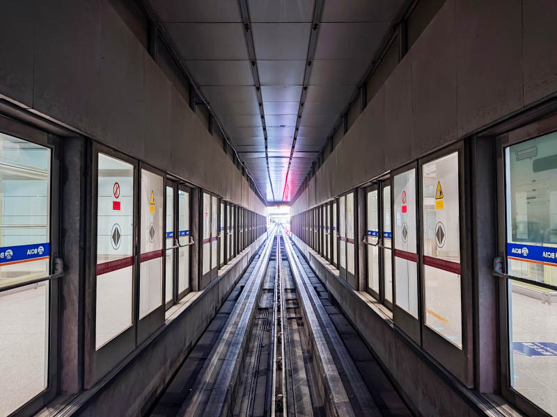 首都机场站台空旷静谧图片