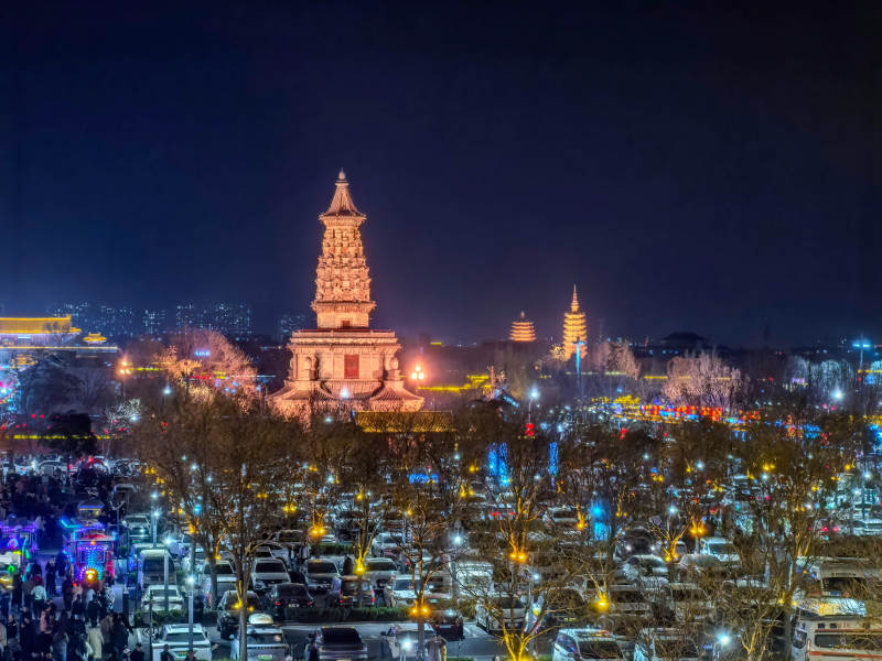 夜景古塔灯火辉煌图片