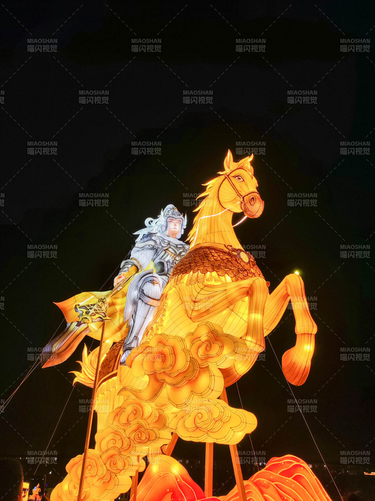 骑马将军灯饰夜景图片