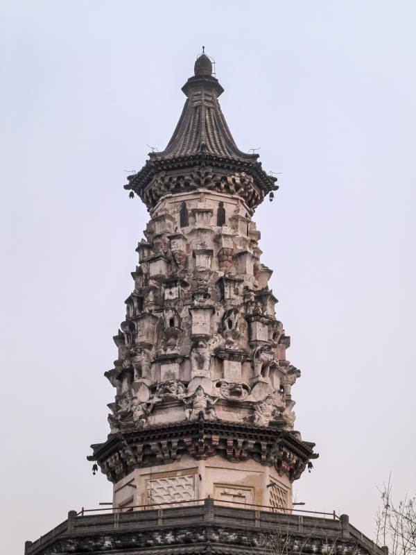 古塔巍峨耸立图片