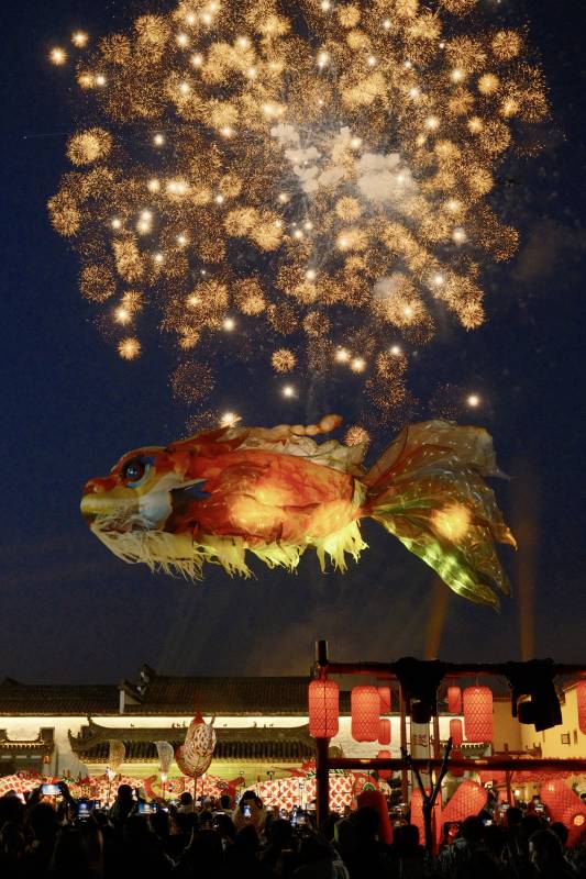 鱼灯烟花夜景图片