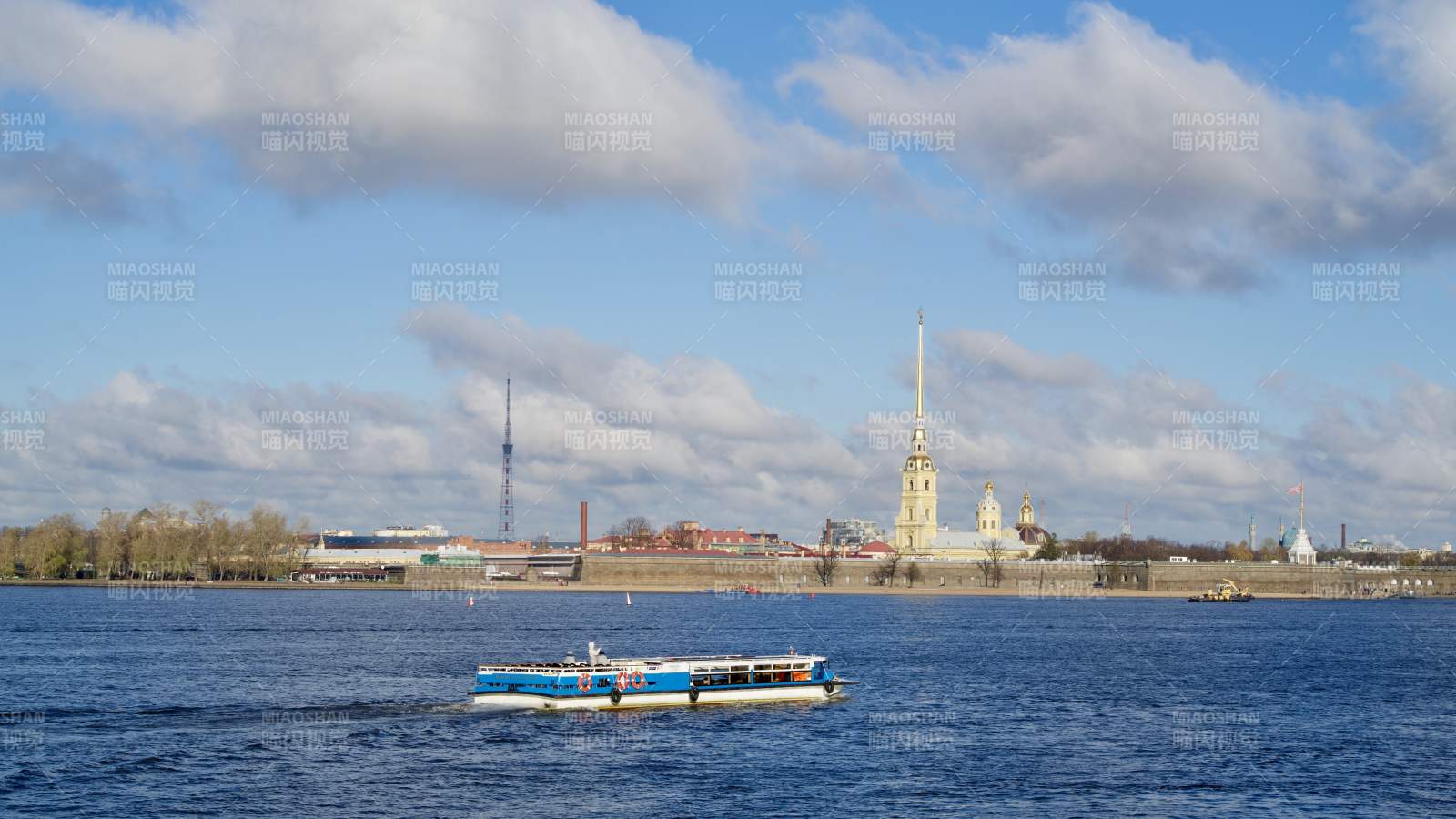 圣彼得堡涅瓦河景游船图片