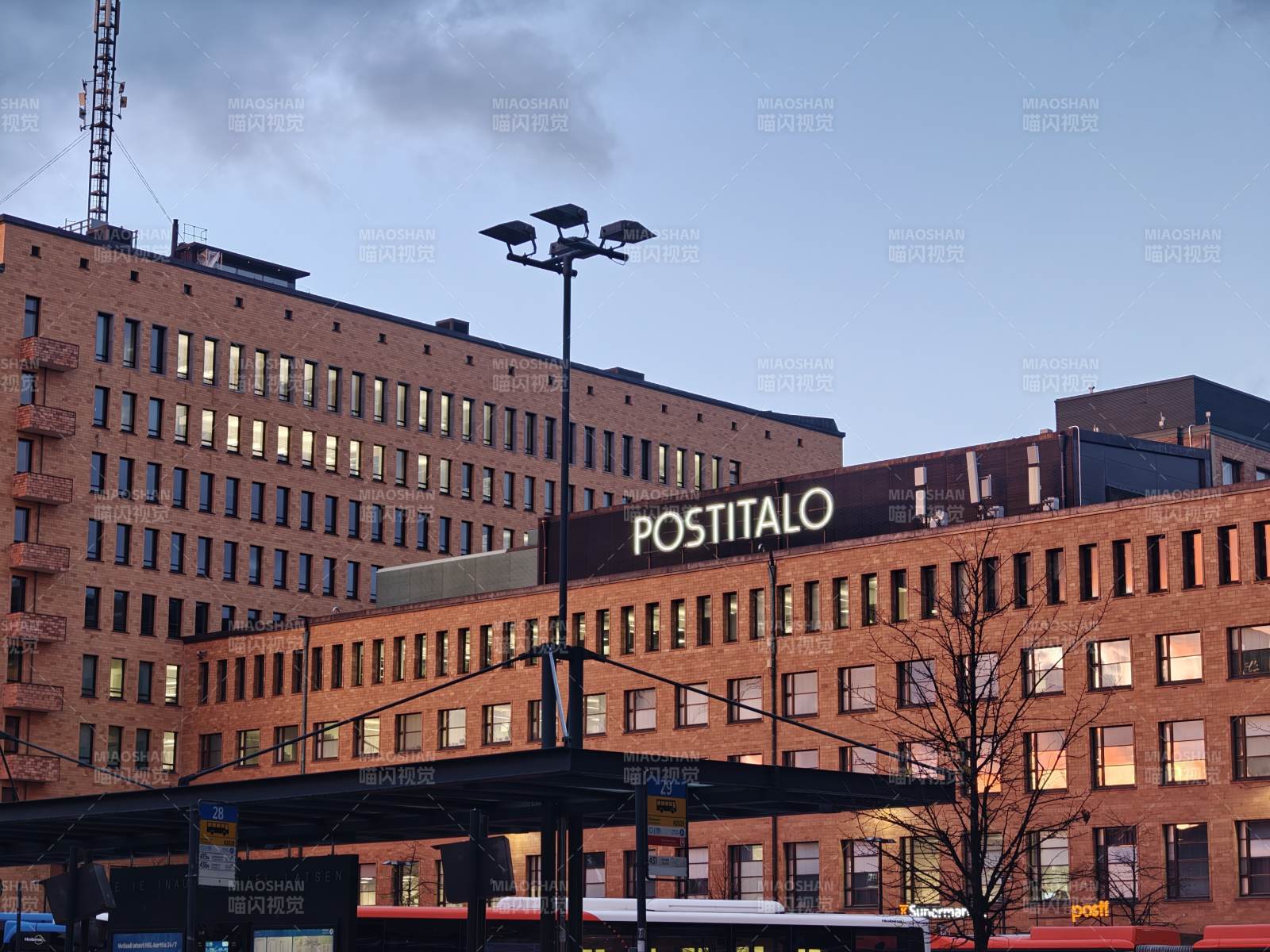 赫尔辛基邮局大楼夜景图片