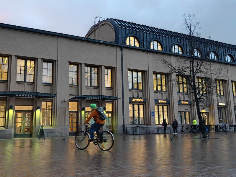 赫尔辛基雨后骑车过广场图片
