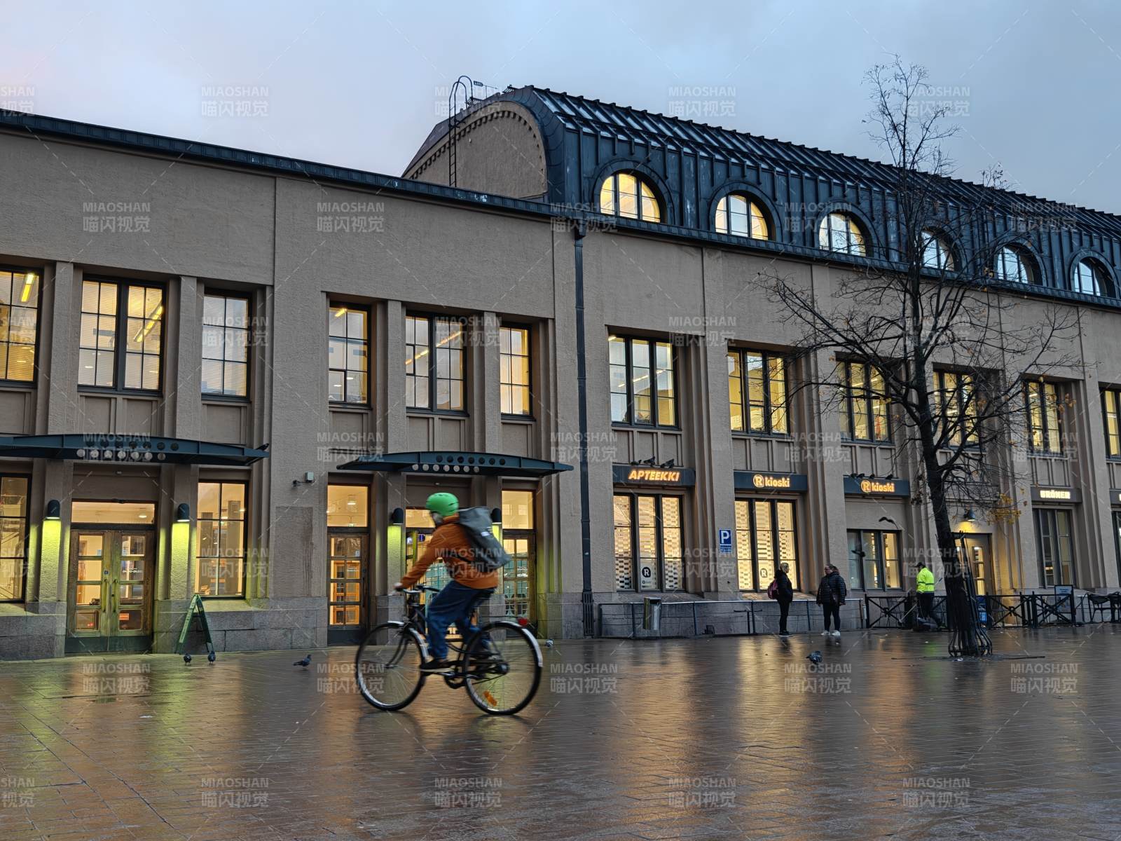 赫尔辛基雨后骑车过广场图片