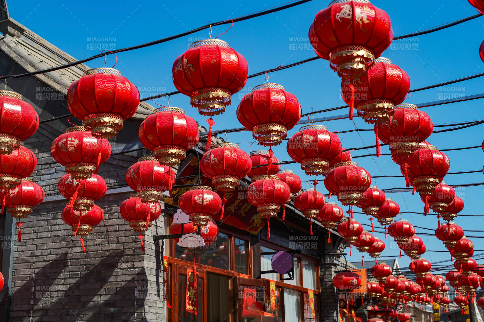 红灯笼挂满街图片