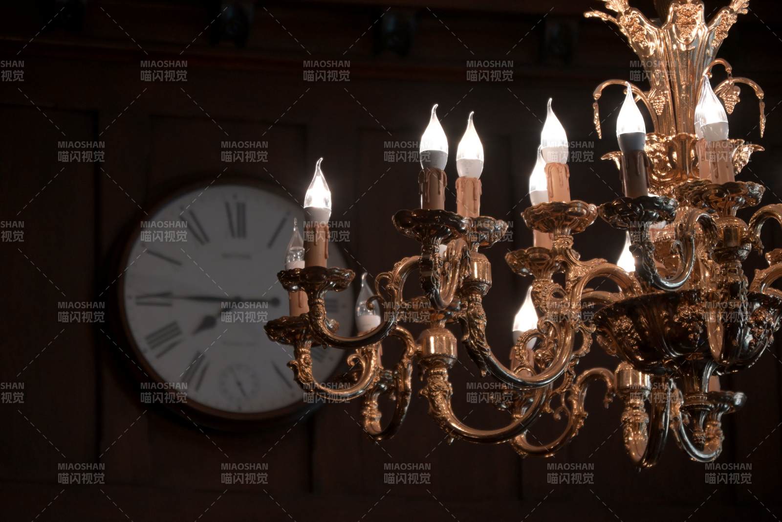 华丽吊灯映钟表图片